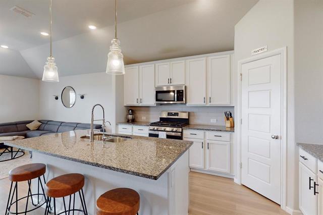 Building Photo - 512 Bronze Forest Dr