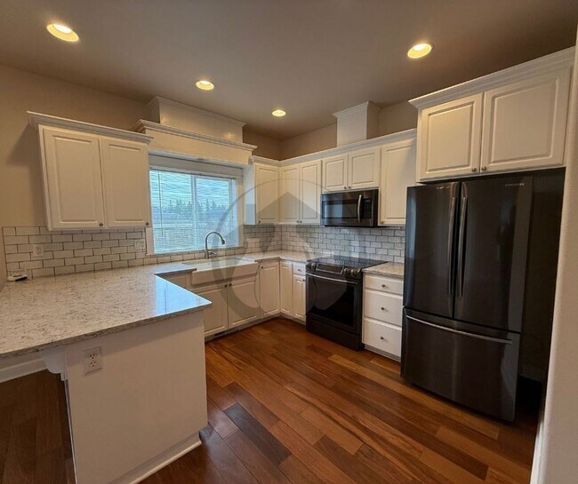 Building Photo - Great House in West Salem available now