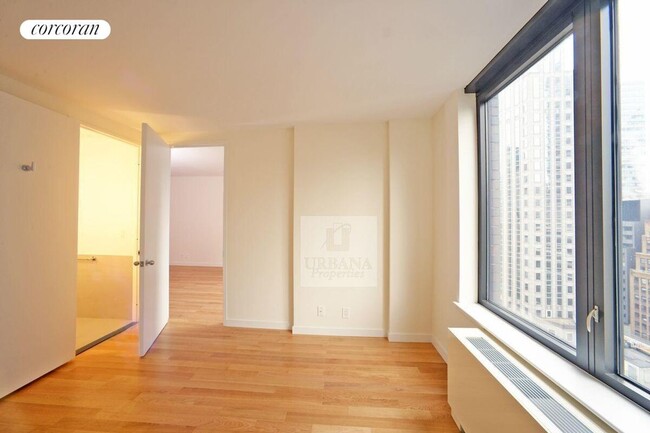 Building Photo - 150 E 57th St