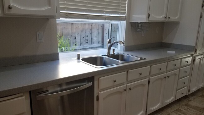 Building Photo - 396 Eagle Ln