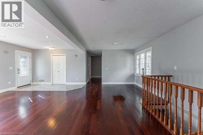 Photo du bâtiment - 9724 Twenty Rd W