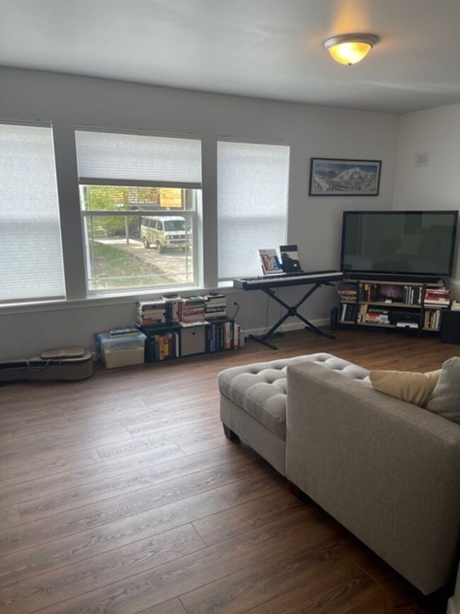 Building Photo - 1637 NW 4th St