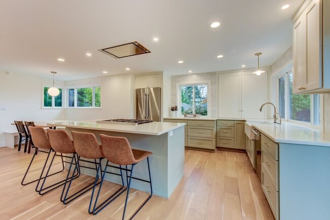 Foto del edificio - Space to Live, Host, and Breathe, All With a View of the Sound