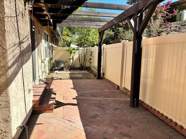 Foto del edificio - Available Now is a Condo style Townhouse i...