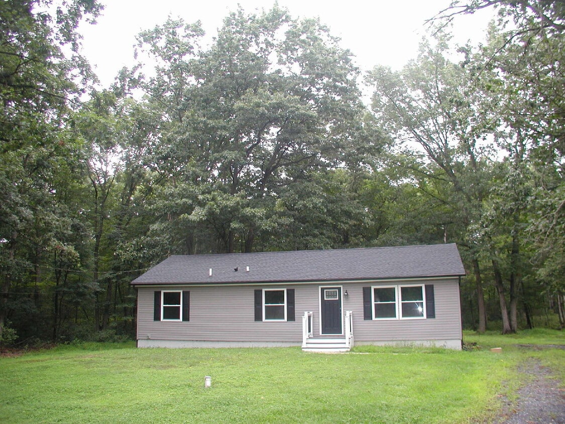 Foto principal - 3 Bedroom - 2 Bath Rancher on Two Acres
