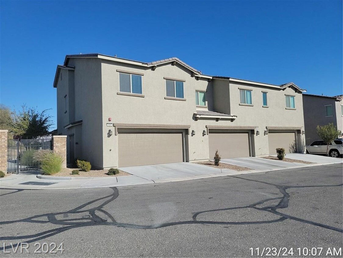 Foto principal - 3-BEDROOM TOWNHOME IN GATED NORTH LAS VEGA...