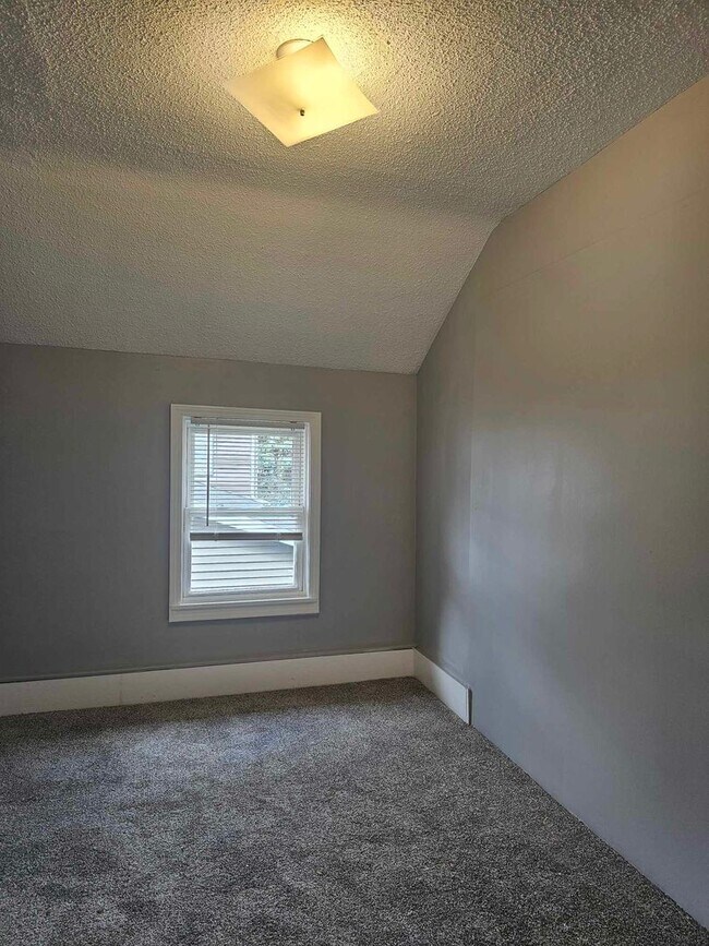Building Photo - Unique home with lots of light!