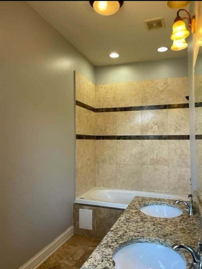 Foto del edificio - 1519 E Marquette Rd