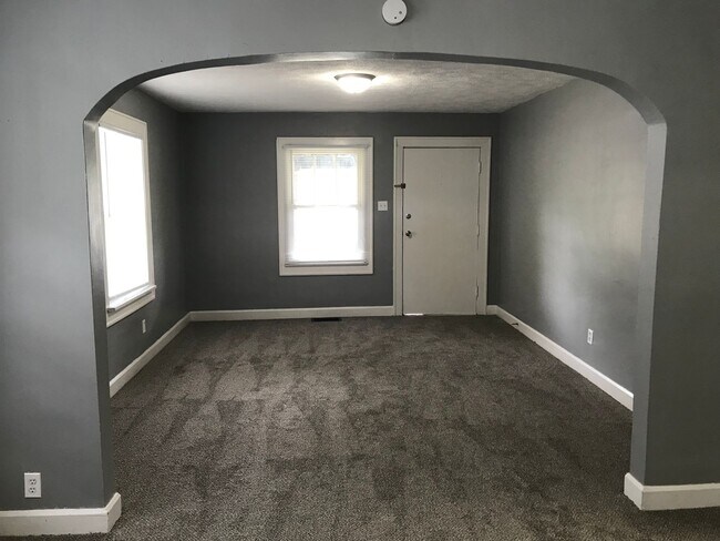 Foto del edificio - Near Downtown - 2 BR home