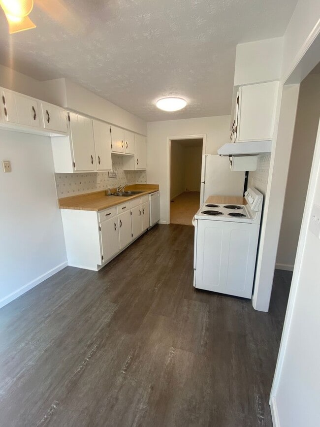 Building Photo - Spacious 2 Bedroom, 2 Bath Single-Story Home