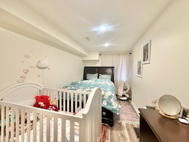 Building Photo - 1 + D BED - 1 BATH - RICHMOND HILL - BASEMENT