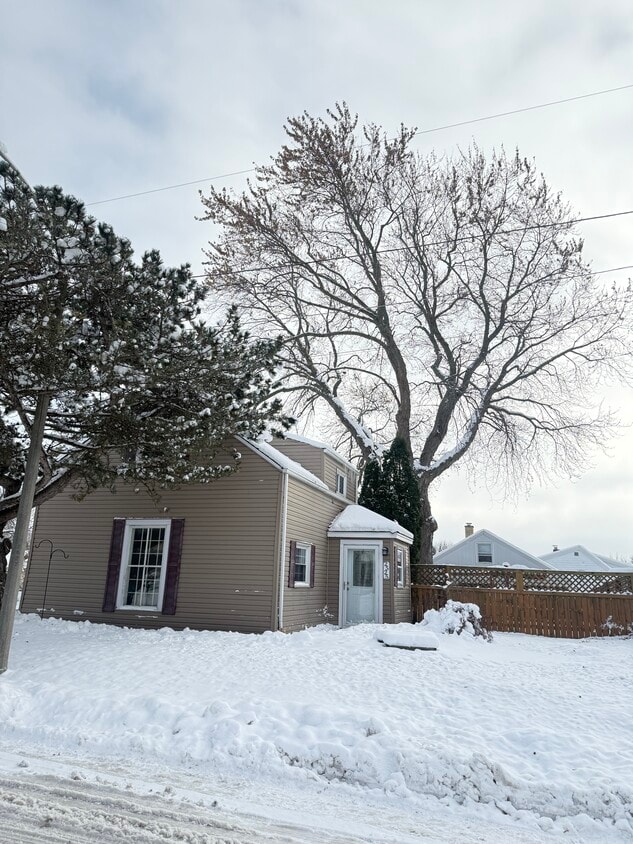 FRONT - 2525 W Abbott Ave