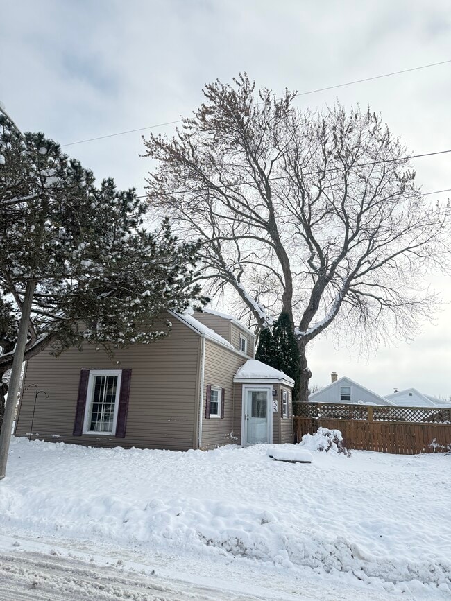 Building Photo - 2525 W Abbott Ave
