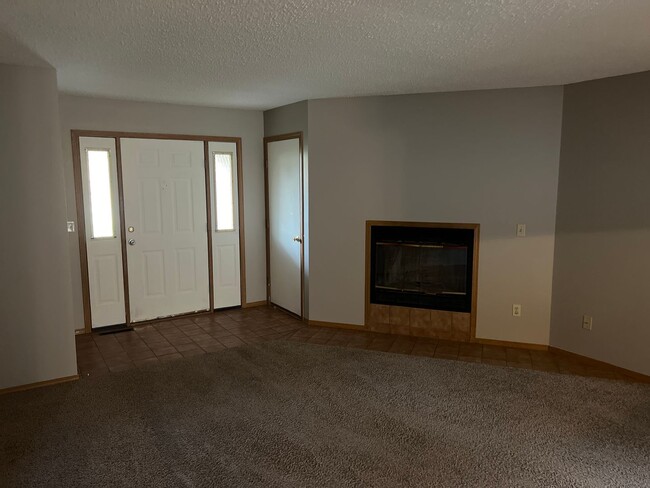 Building Photo - 2 Bedroom 2 Bath Duplex $950!  Southwest!