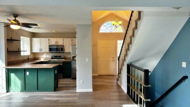 Building Photo - Quiet Colorful End Unit 3 Bed 2 Bath Townh...