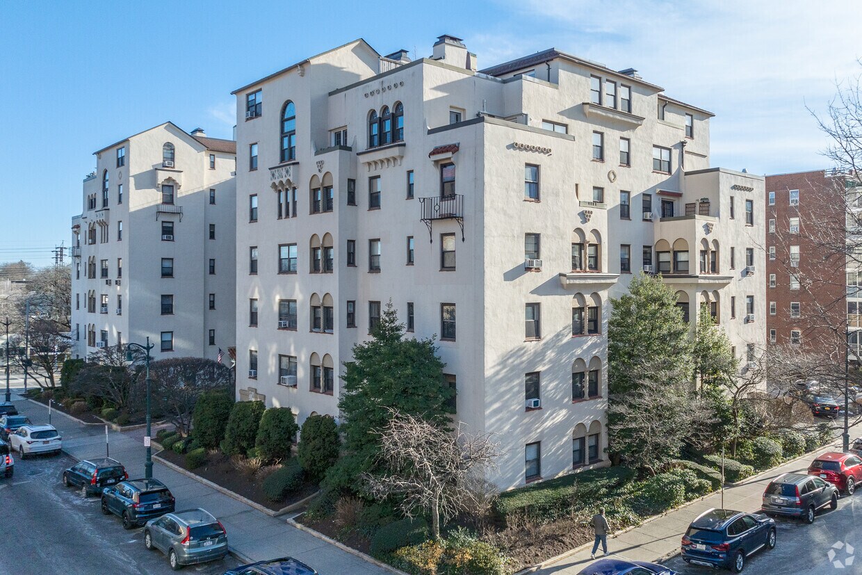 17 N Chatsworth Ave - Larchmont Hills