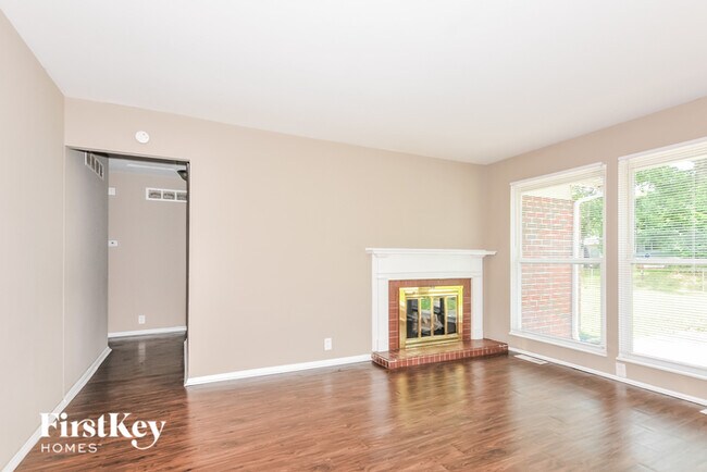 Building Photo - 2415 Greenbriar Dr