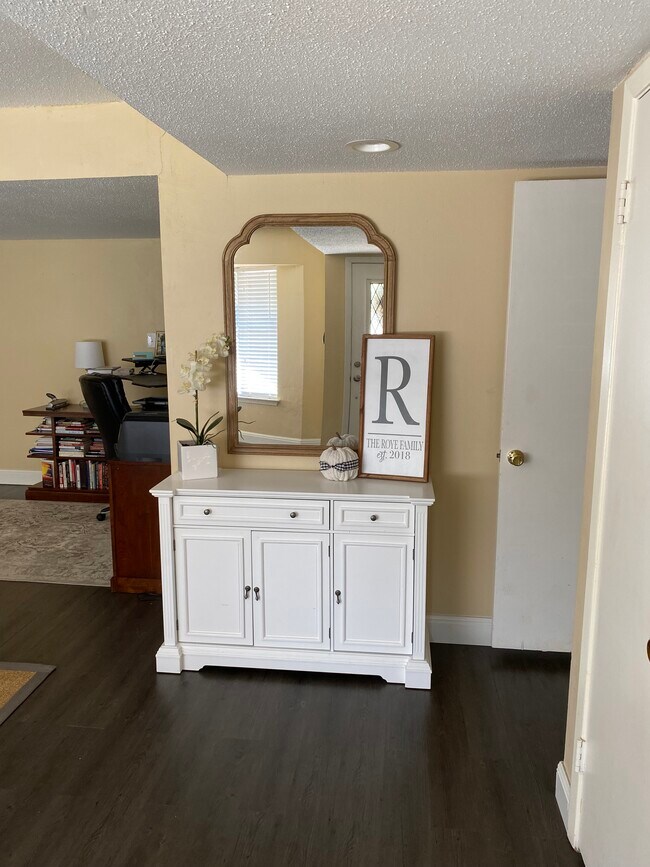 Entrance hallway - 3006 Cedarlawn Cir