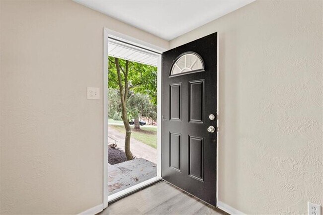 Foto del edificio - Remodeled Home on Large Corner Lot in Uppe...