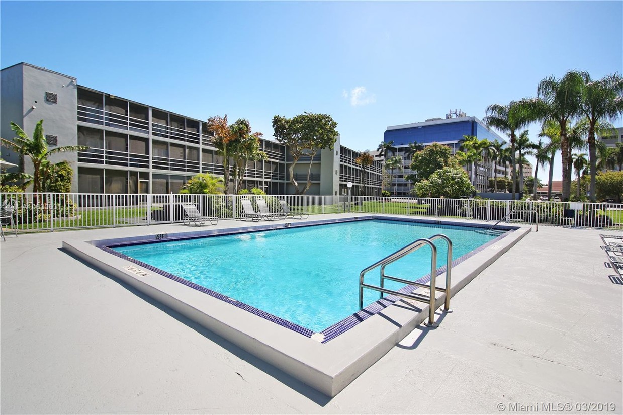 Foto principal - 6265 Sunset Dr