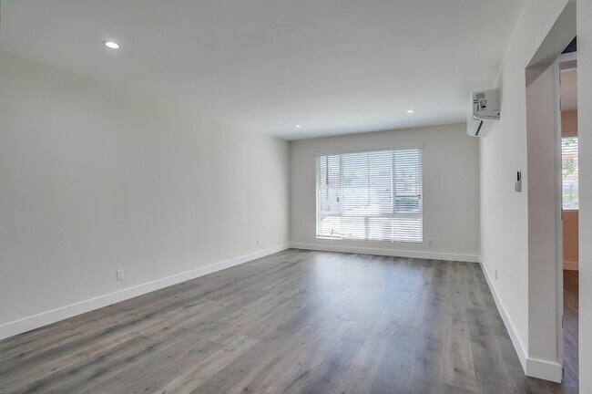 Foto del edificio - 4111 Somerset Dr