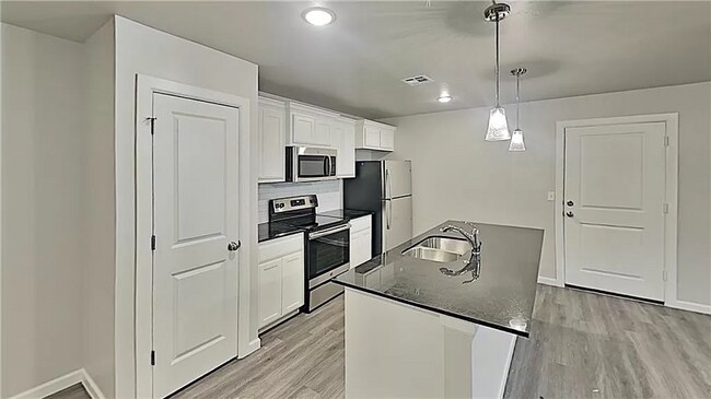 Foto del edificio - 11204 Burham Ave