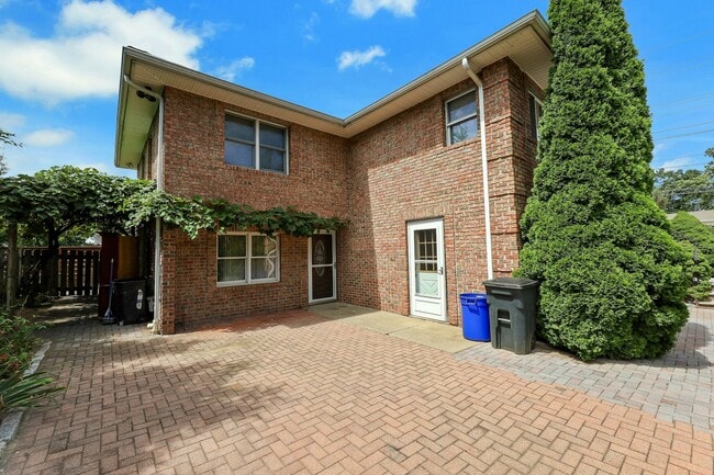 Building Photo - 402 Monroe Ave