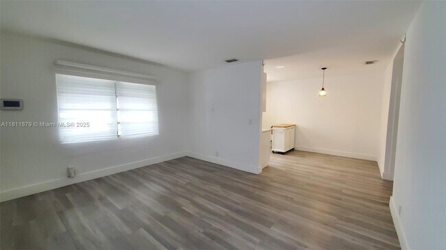 Foto del edificio - 275 NW 46th St