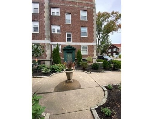 Primary Photo - 15 Ives St