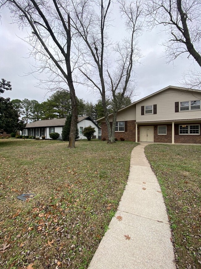 Building Photo - 4 BR, 2 BA, Split Level Home! Large Backya...