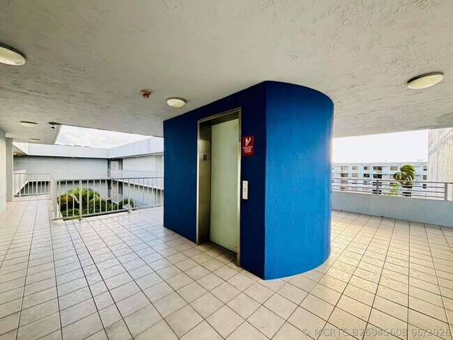 Foto del edificio - 8201 NW 8th St