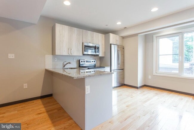 Foto del edificio - 2541-43 Montrose St