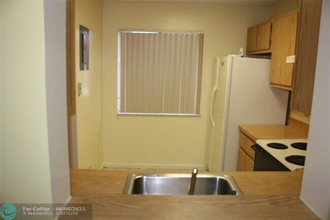 Foto del edificio - 8610 N Sherman Cir