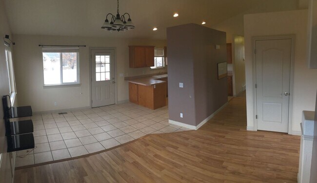 Building Photo - Spacious Home w 2 attached 2 car garage