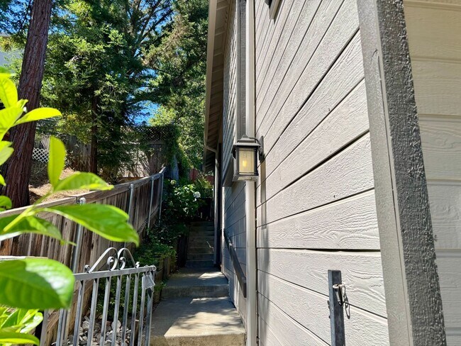 Building Photo - Spacious 3 bedroom, 3 bath bi-level home nestled in the scenic Sierra Nevada foothills