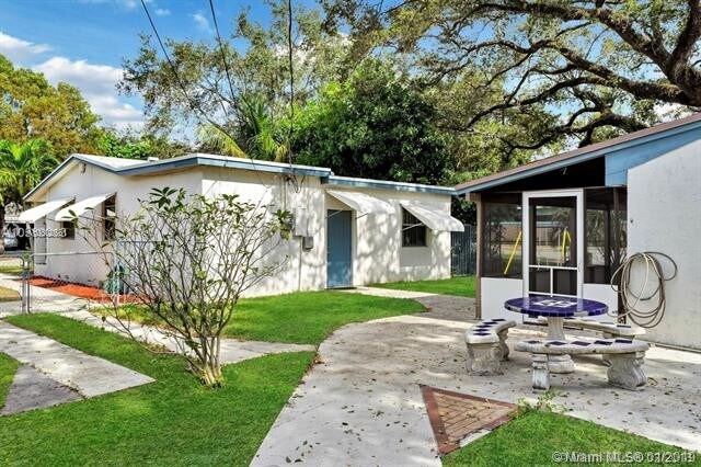Foto del edificio - 6440 McClellan St