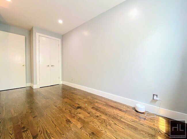 Building Photo - LARGE FIVE BEDROOM DUPLEX- WHIPPLE STREET