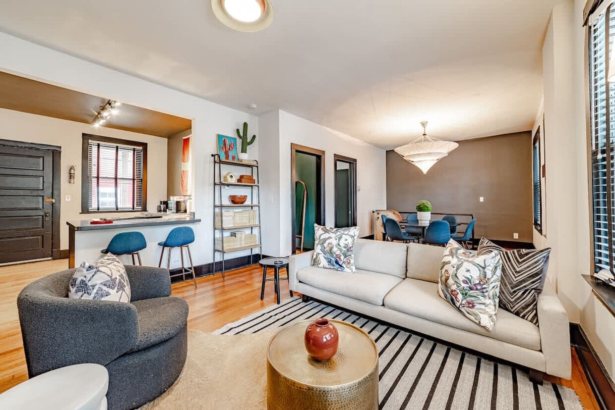 Foto principal - 1708 W Waveland Ave