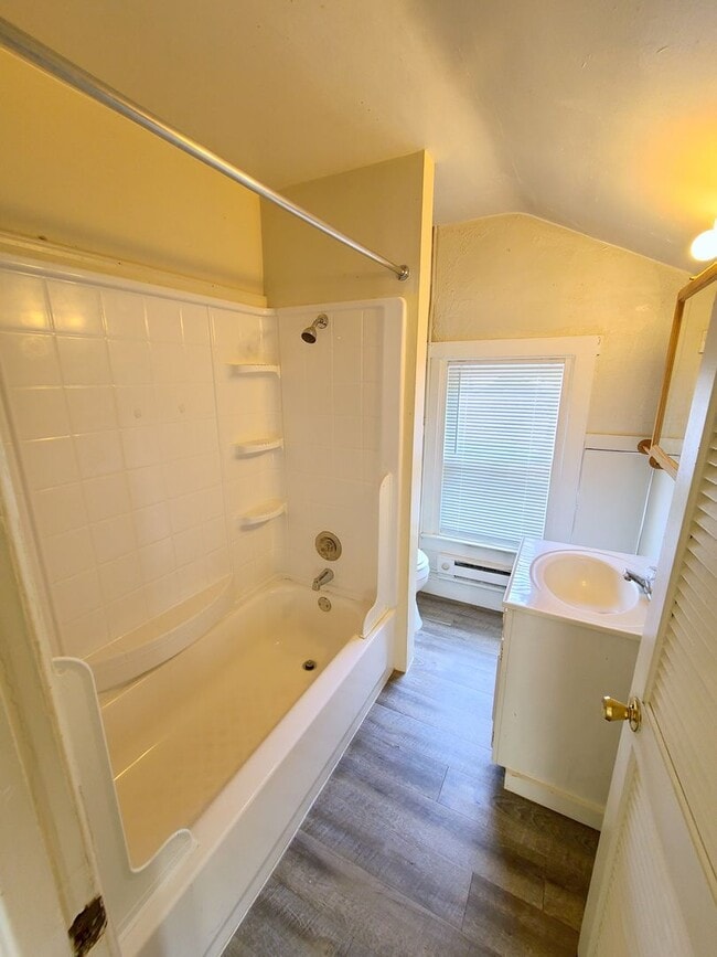 Building Photo - 1217 1/2 E Jackson