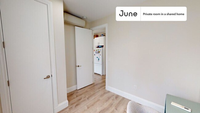 Foto del edificio - Private bedroom in 3 bed/2 bath Home