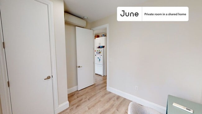 Building Photo - Private bedroom in 3 bed/2 bath Home