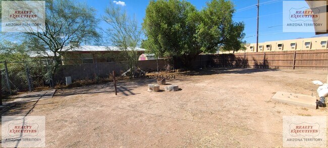 Foto del edificio - 29th St & Craycroft Rd area 2/2 with yard & A/C System