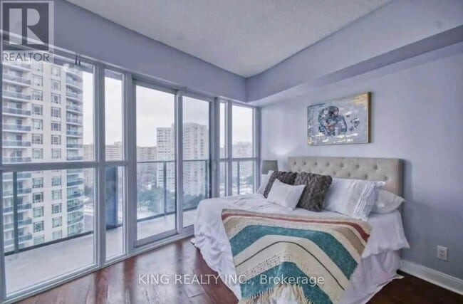 Photo du bâtiment - 60 Absolute Ave