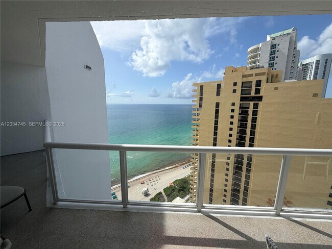 Foto del edificio - 16425 Collins Ave