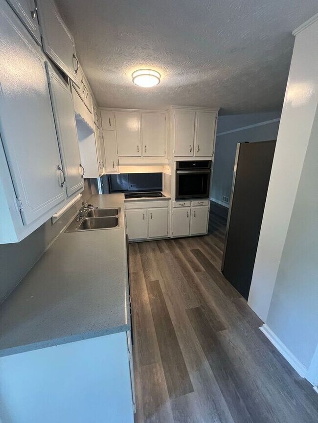 Building Photo - Beautiful cozy 3 bedroom ranch home!