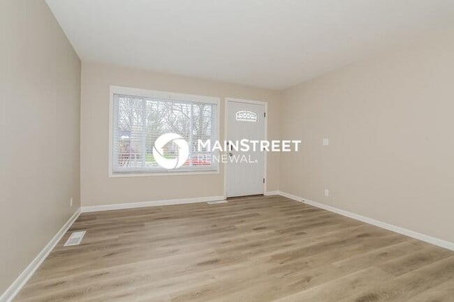 Building Photo - 3 Bedroom Pet-Friendly Home in Cincinnati, OH with Main Street Renewal