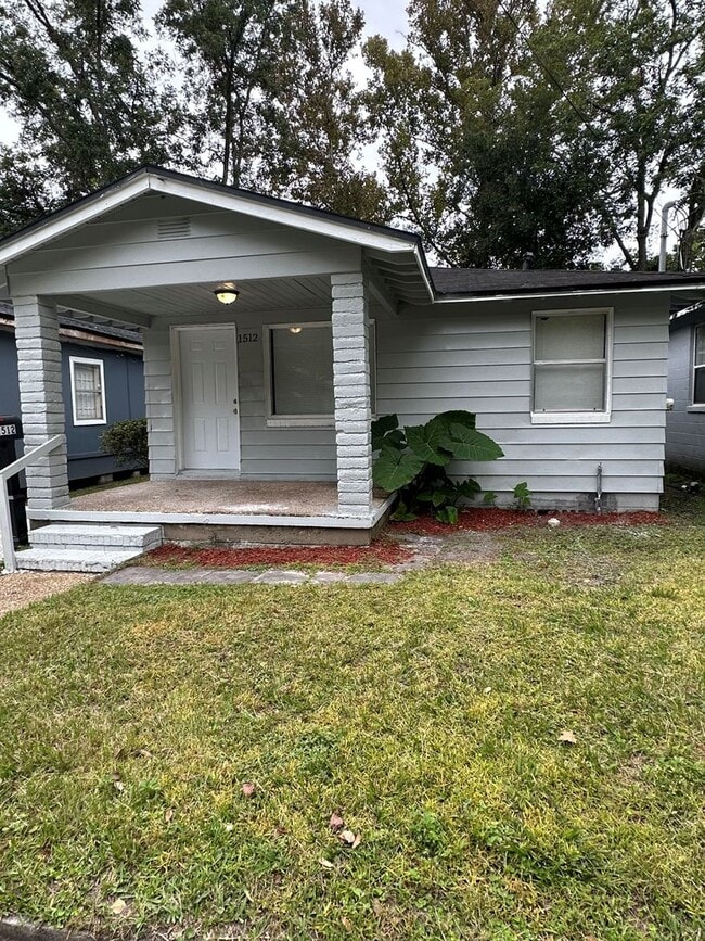 Building Photo - **Move in ready - 3/2 Renovated single family home