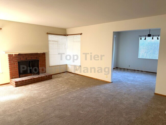 Building Photo - 2827 San Carlos Dr