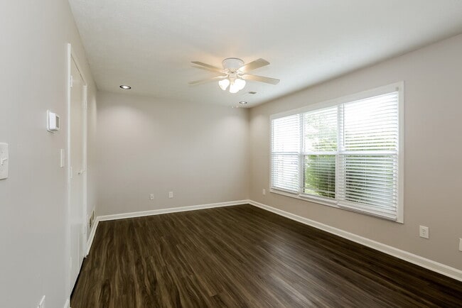 Building Photo - 2809 Briar Hill Ln SE