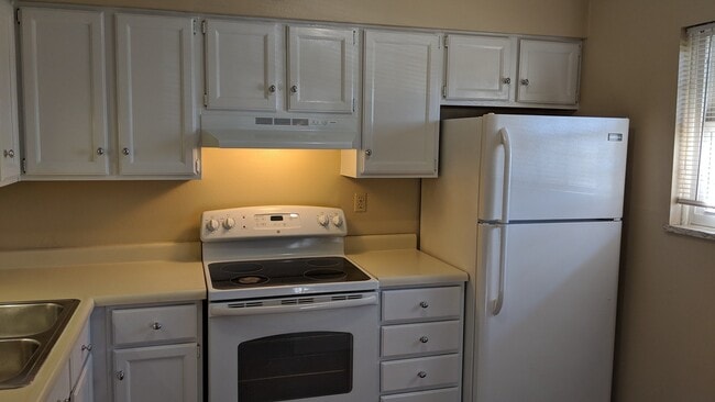 Building Photo - AUGUST 2023!!!  2 bedroom, 1.5 bath 2-story condo in Coralville